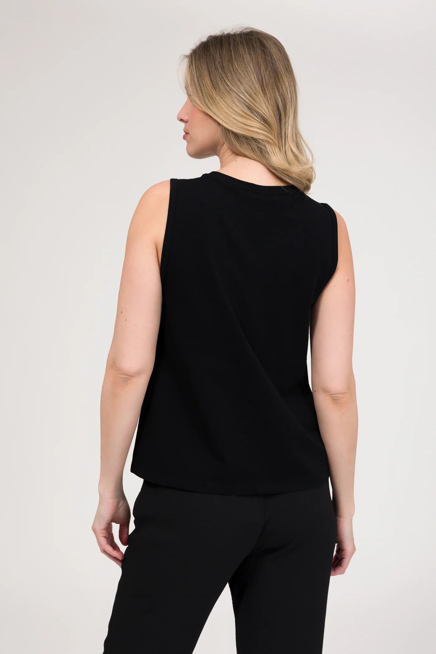 Camiseta negra sin mangas