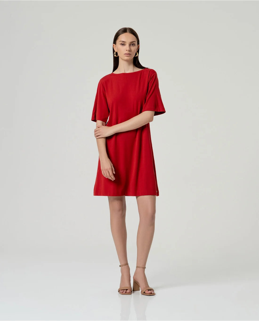 Vestido corto recto con aberturas