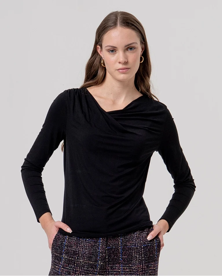 Camiseta de escote asimétrico en modal Negro