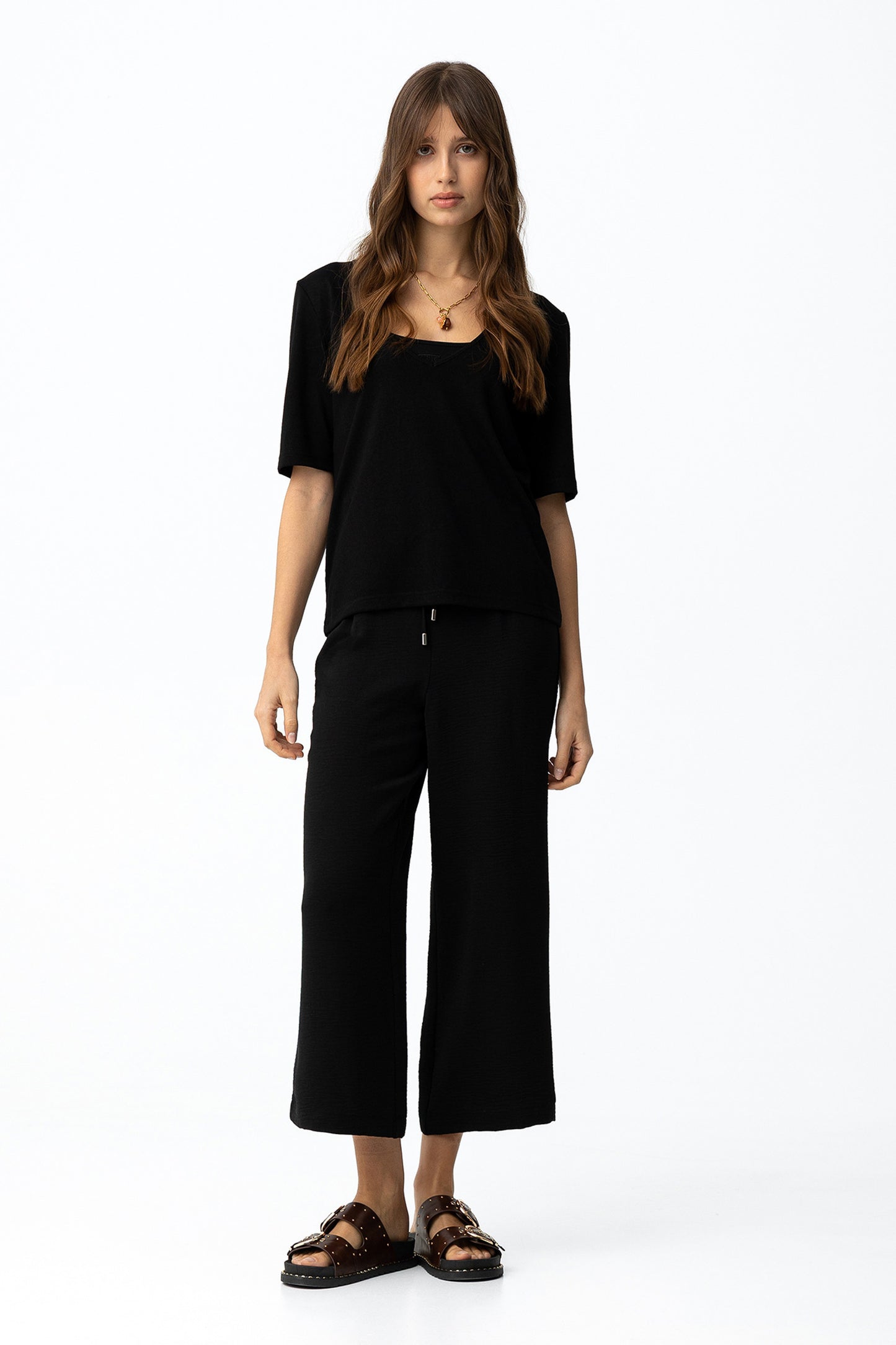 Pantalón cropped negro sporty