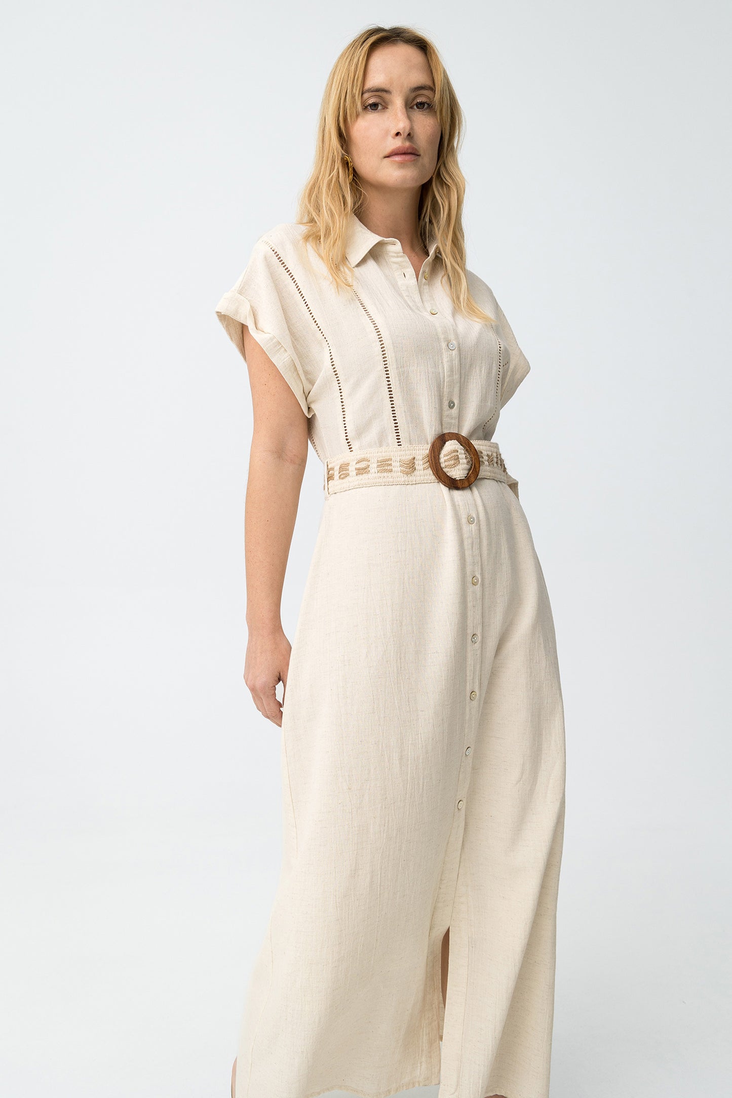 Vestido beige con cinturón