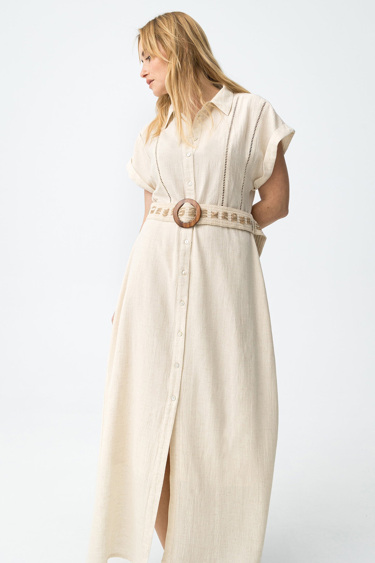 Vestido beige con cinturón