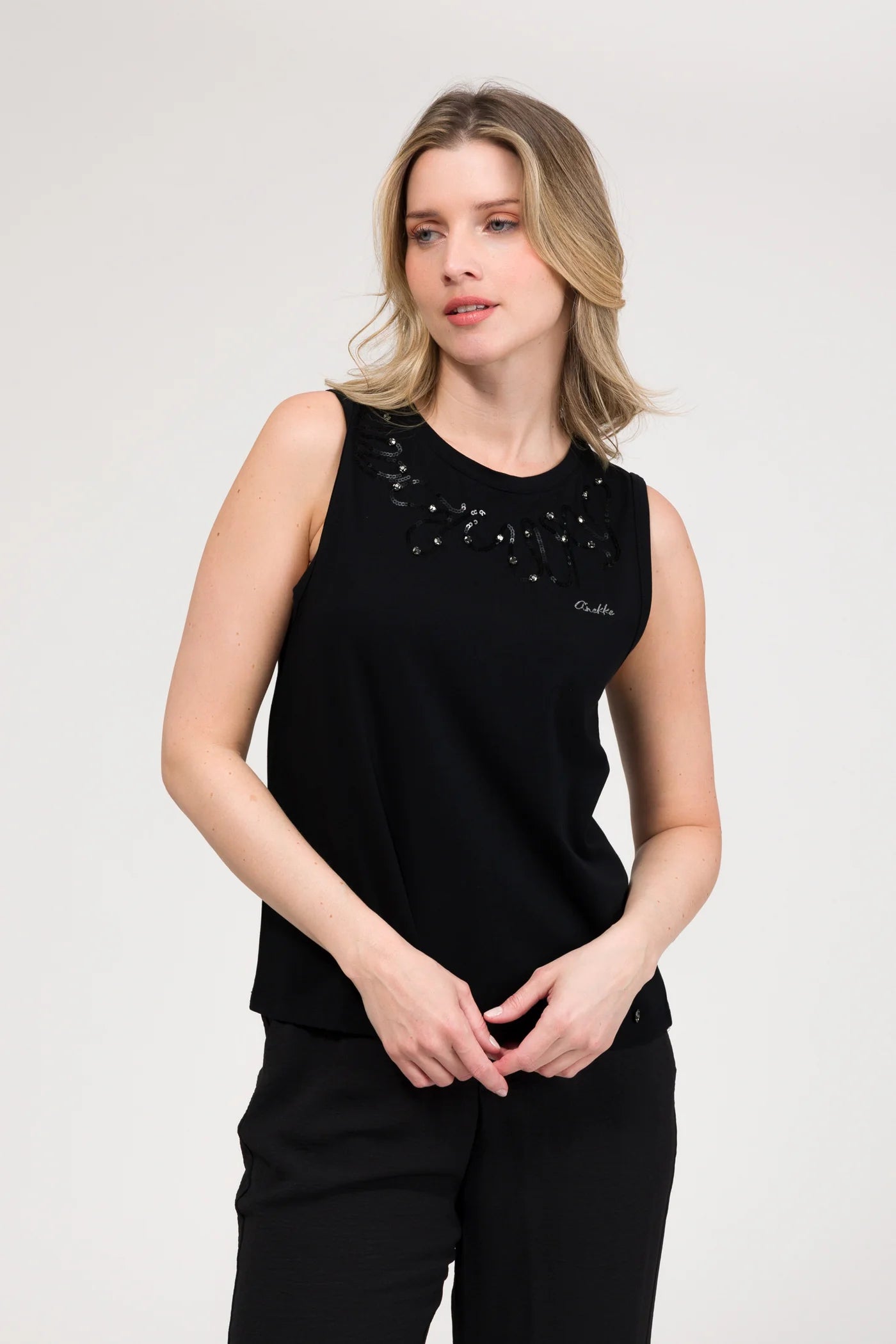 Camiseta negra sin mangas
