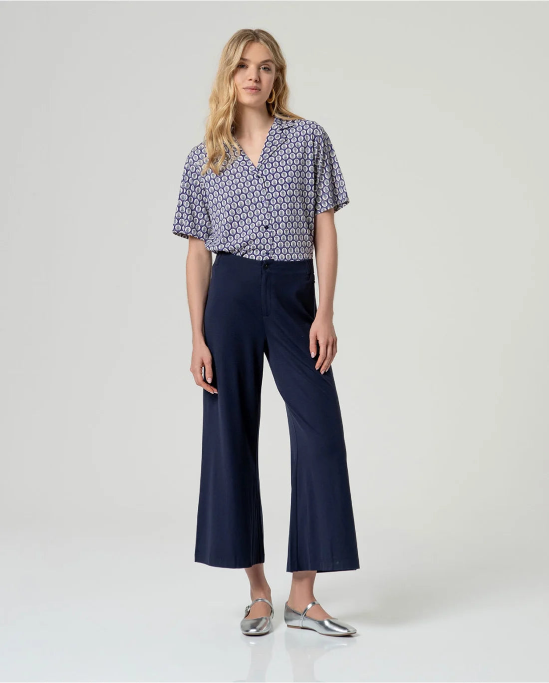 Pantalón recto crop con cintura elástica