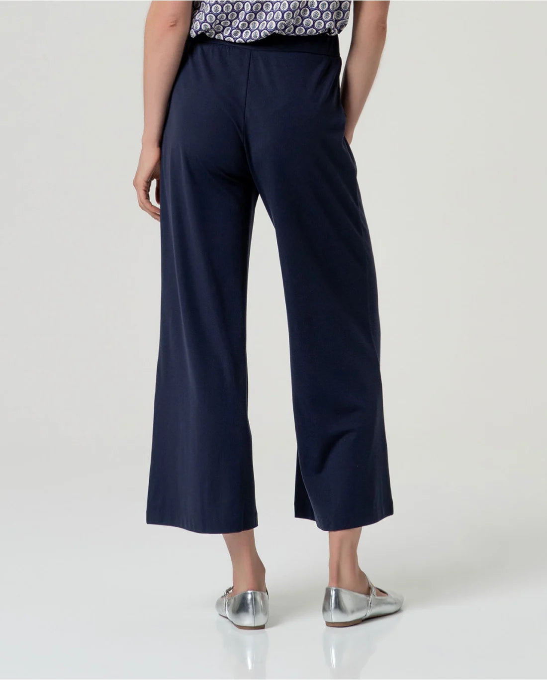 Pantalón recto crop con cintura elástica