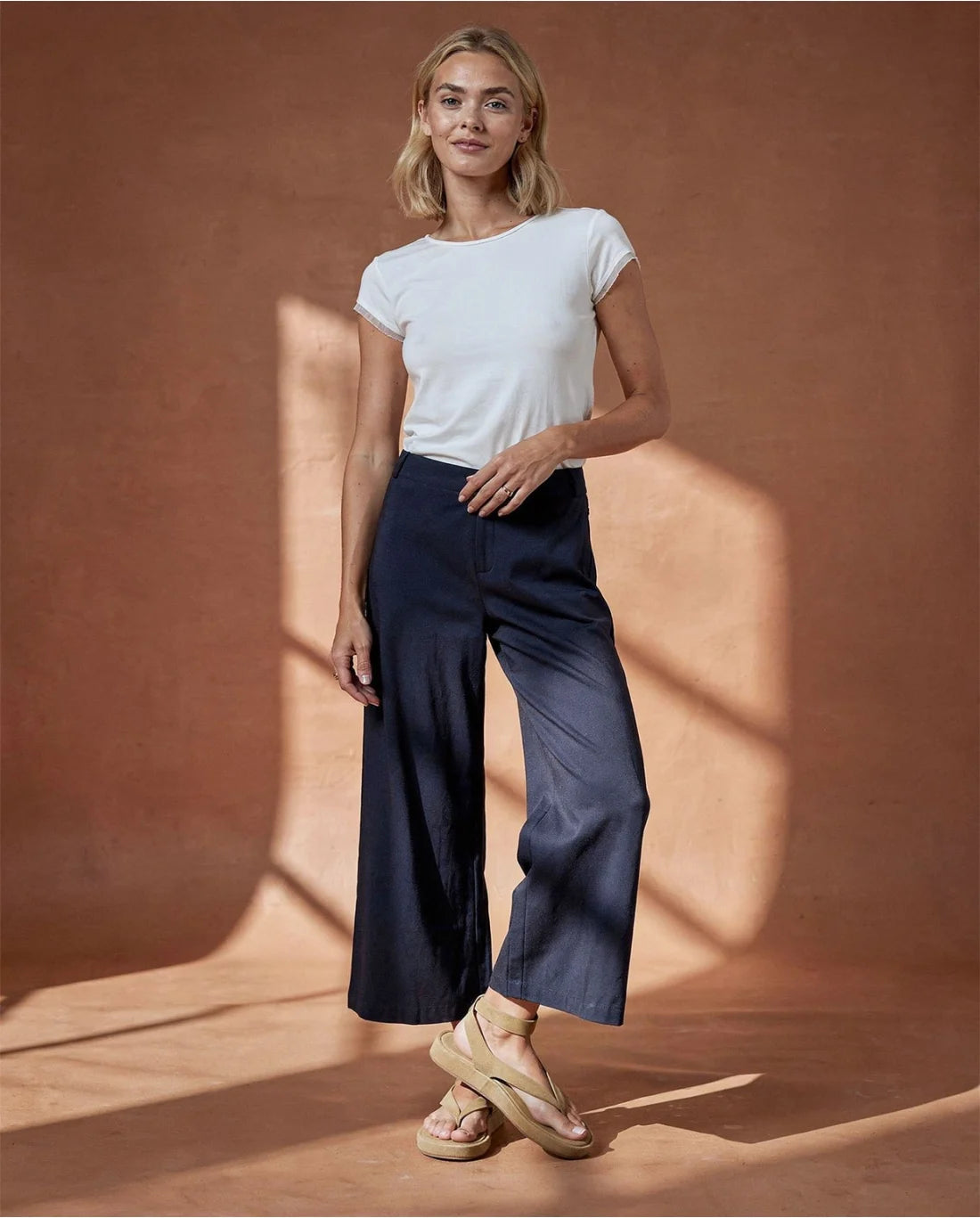 Pantalón recto crop con cintura elástica