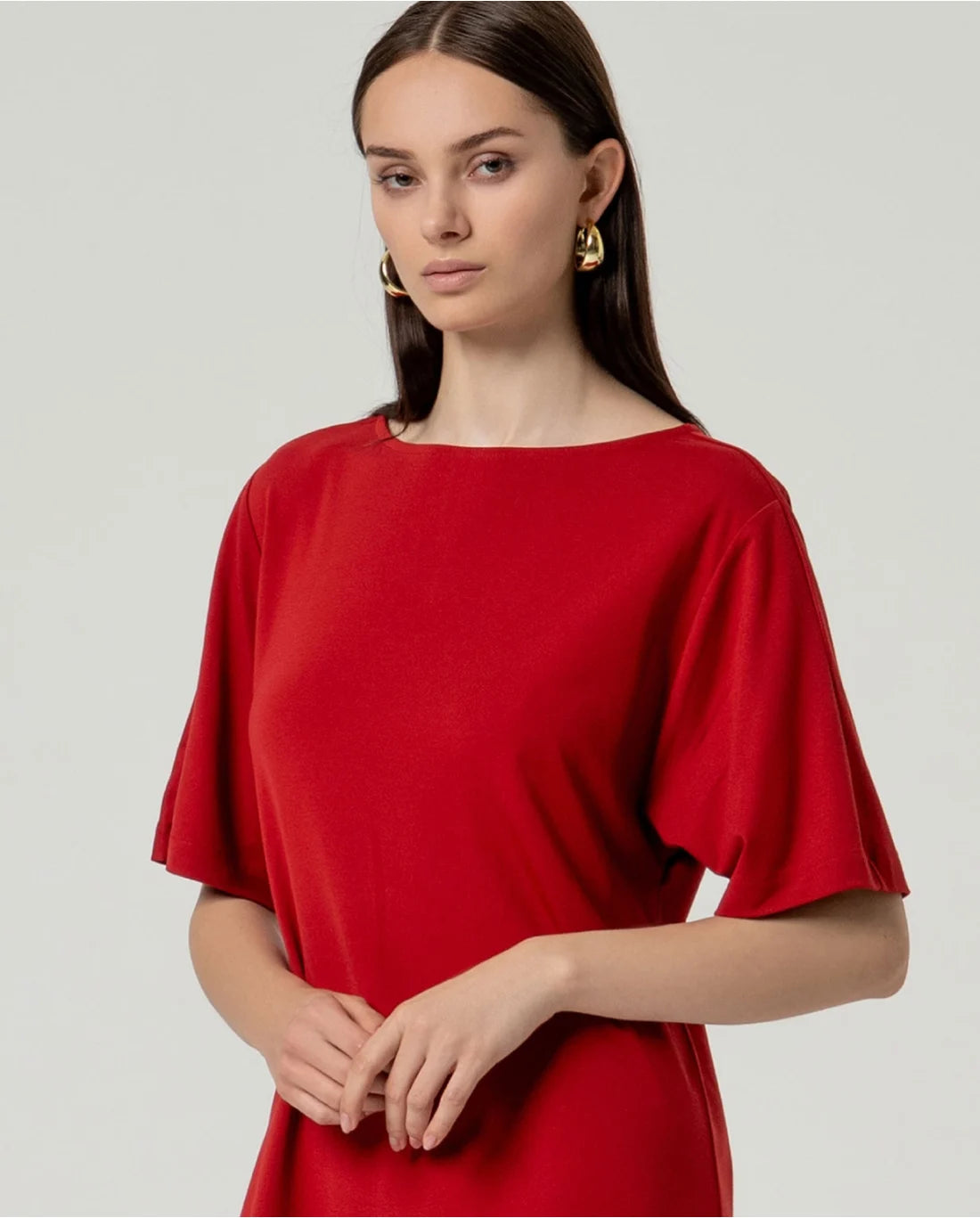 Vestido corto recto con aberturas