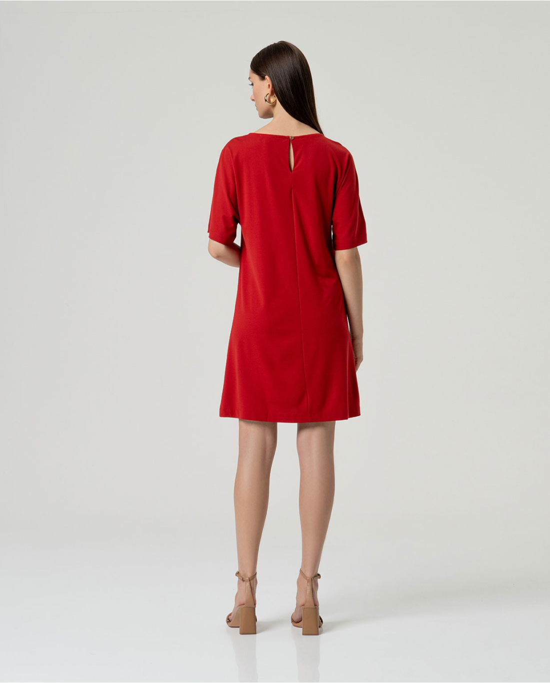 Vestido corto recto con aberturas