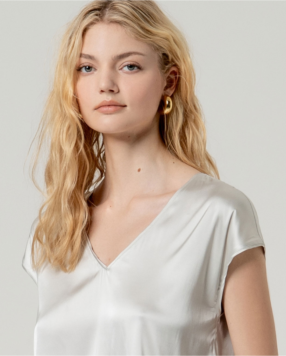 Blusa escote pico con lazada lateral