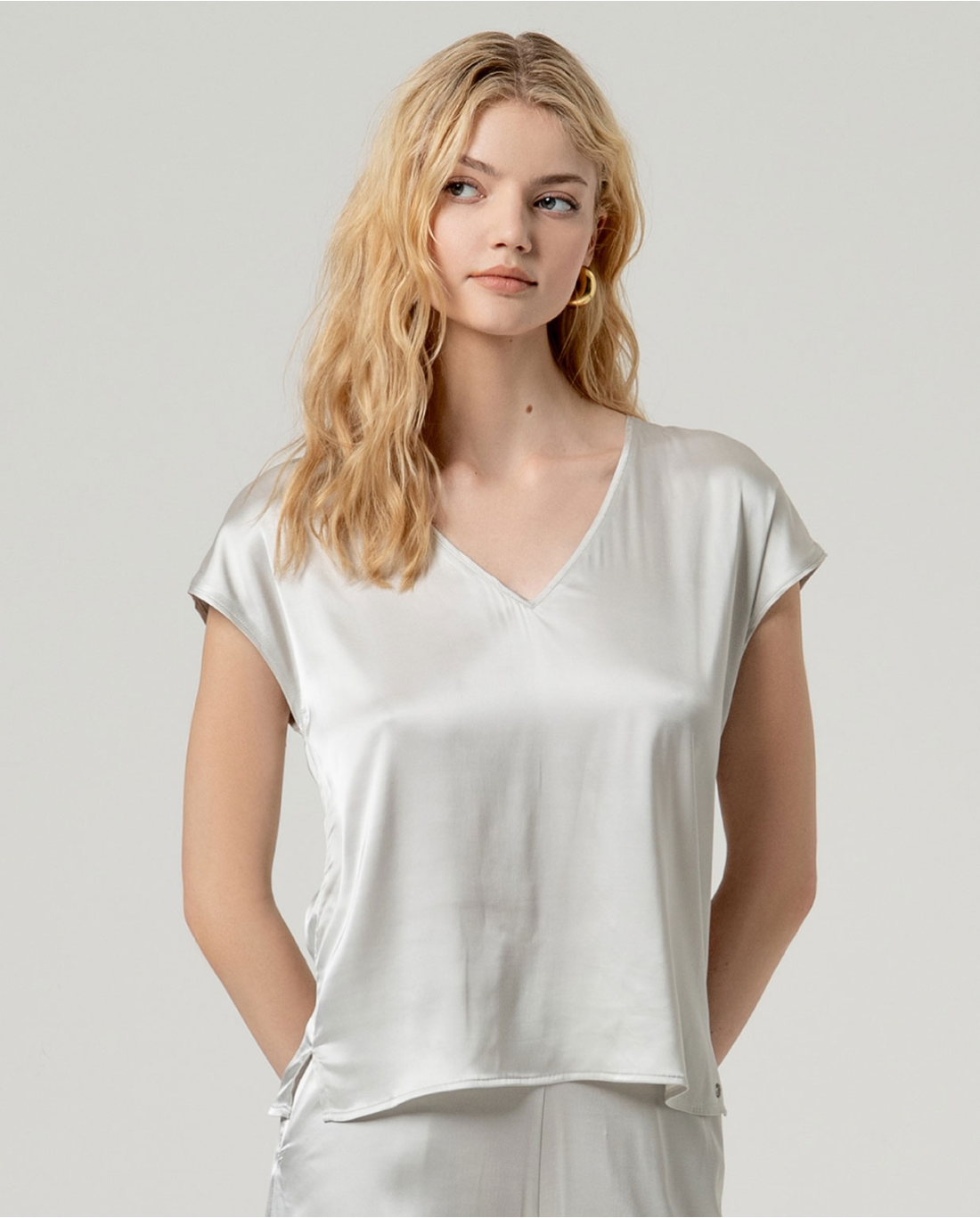 Blusa escote pico con lazada lateral