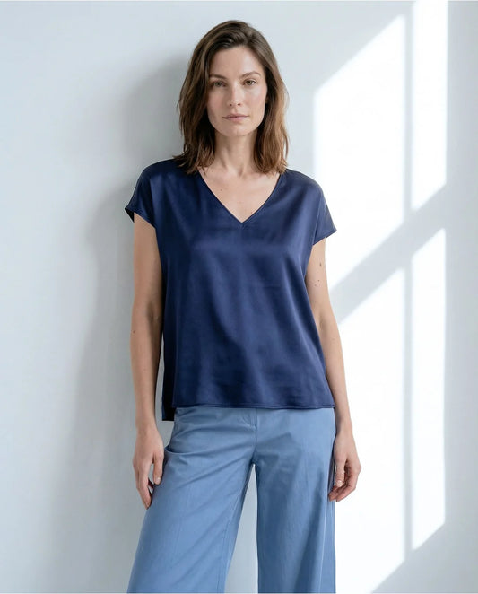 Blusa escote pico con lazada lateral