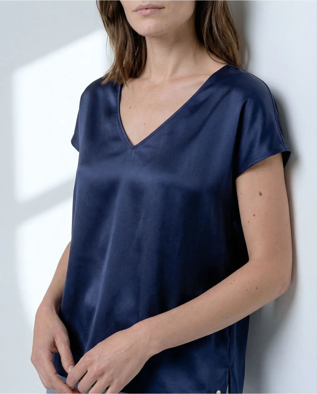 Blusa escote pico con lazada lateral
