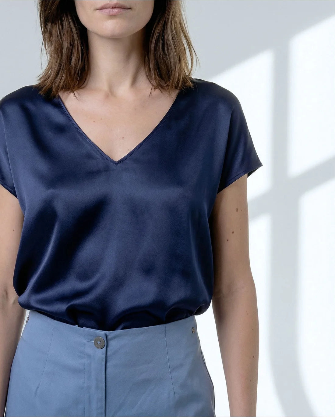 Blusa escote pico con lazada lateral