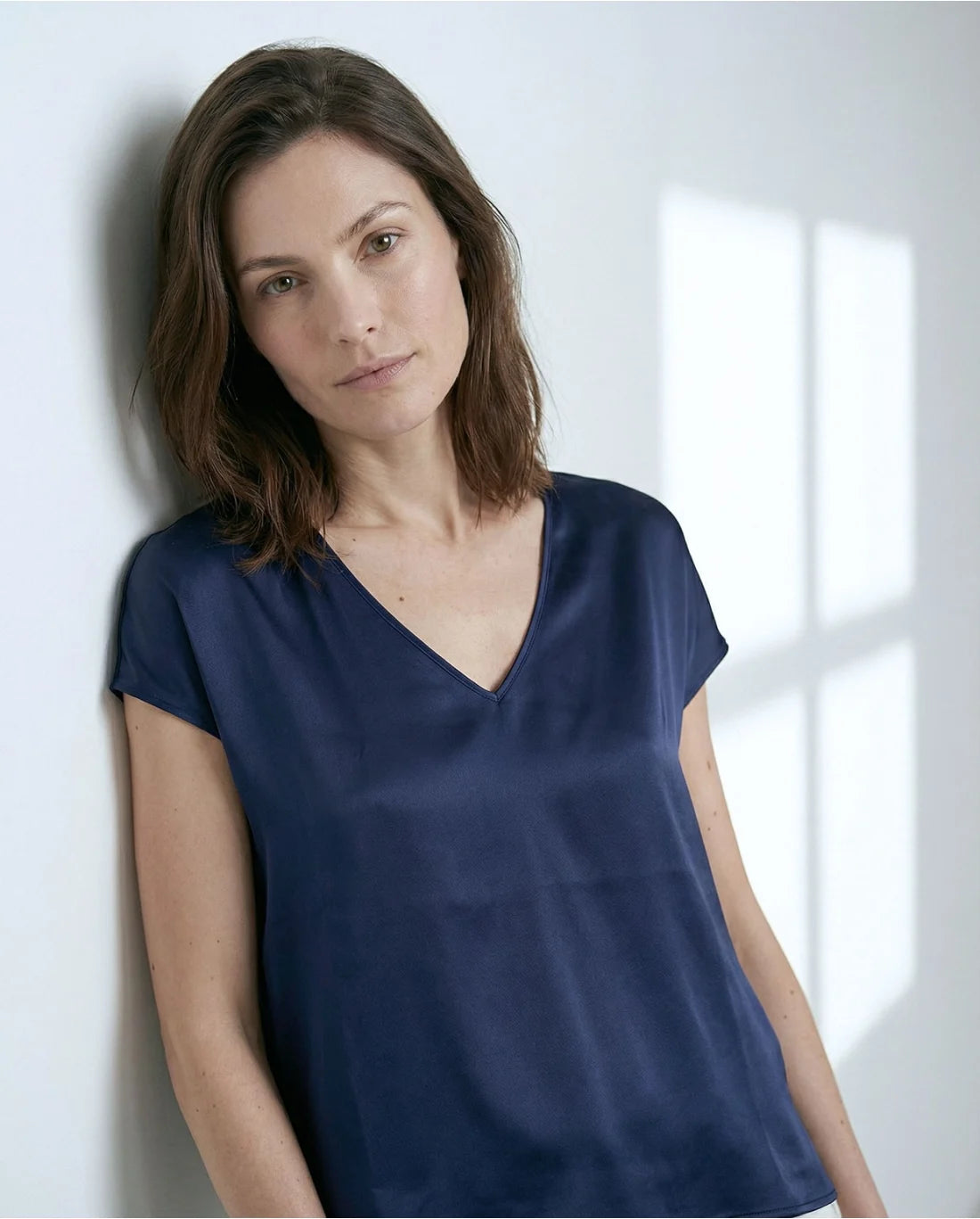 Blusa escote pico con lazada lateral