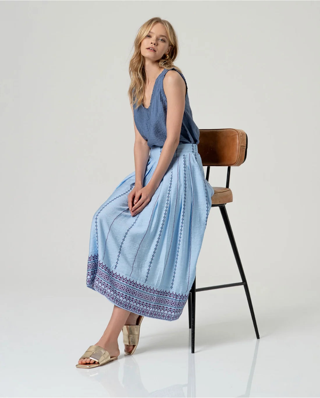 Falda midi bordada cintura elástica Azul celeste