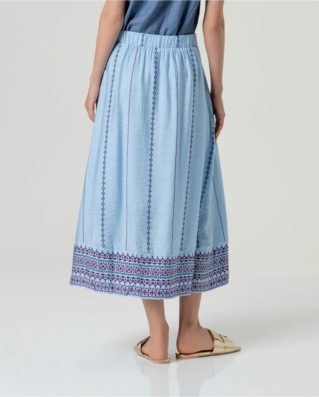 Falda midi bordada cintura elástica Azul celeste