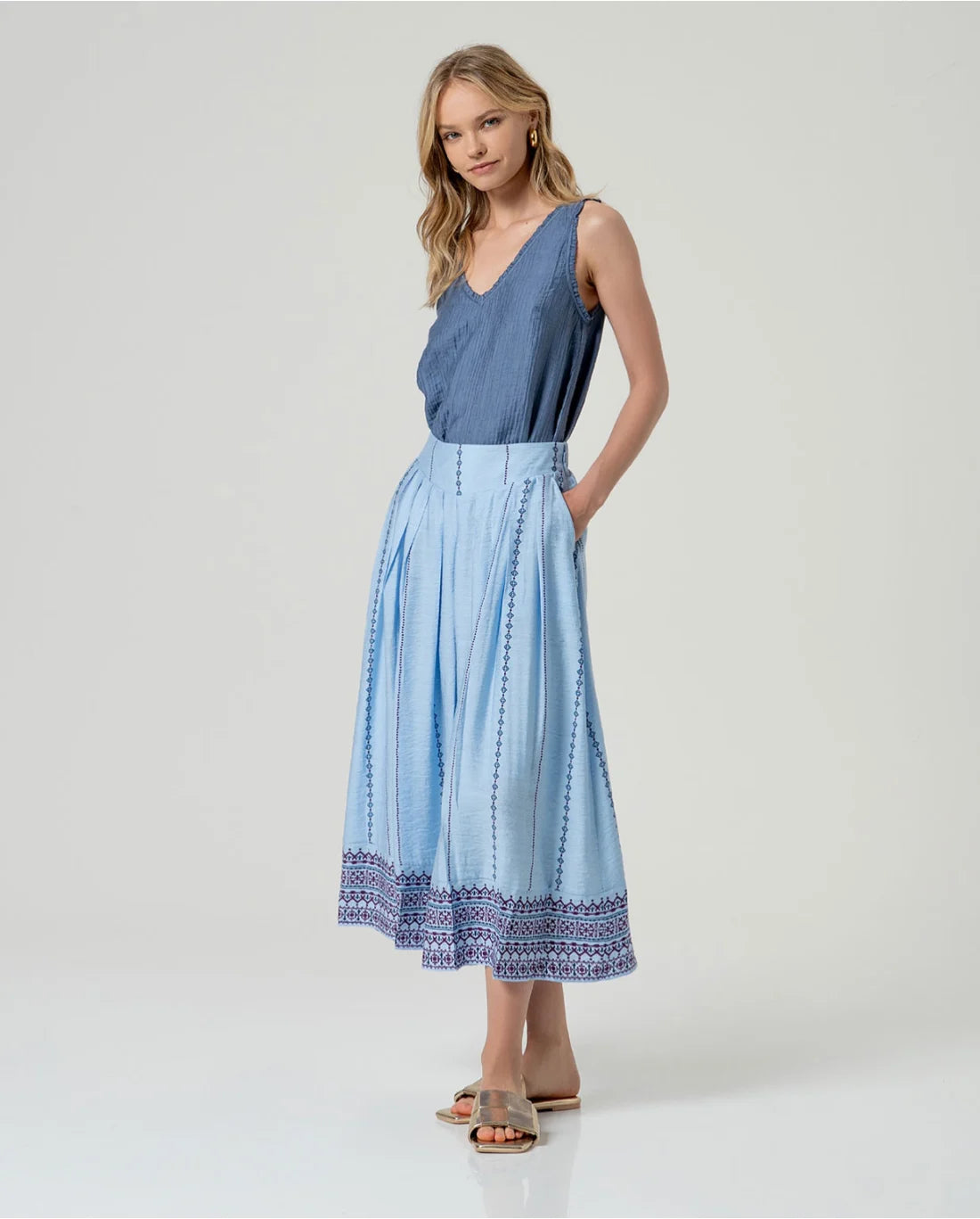 Falda midi bordada cintura elástica Azul celeste