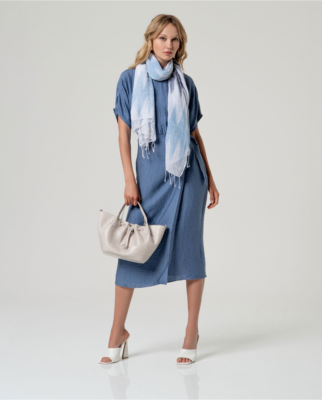 Vestido midi lazada textura arrugada