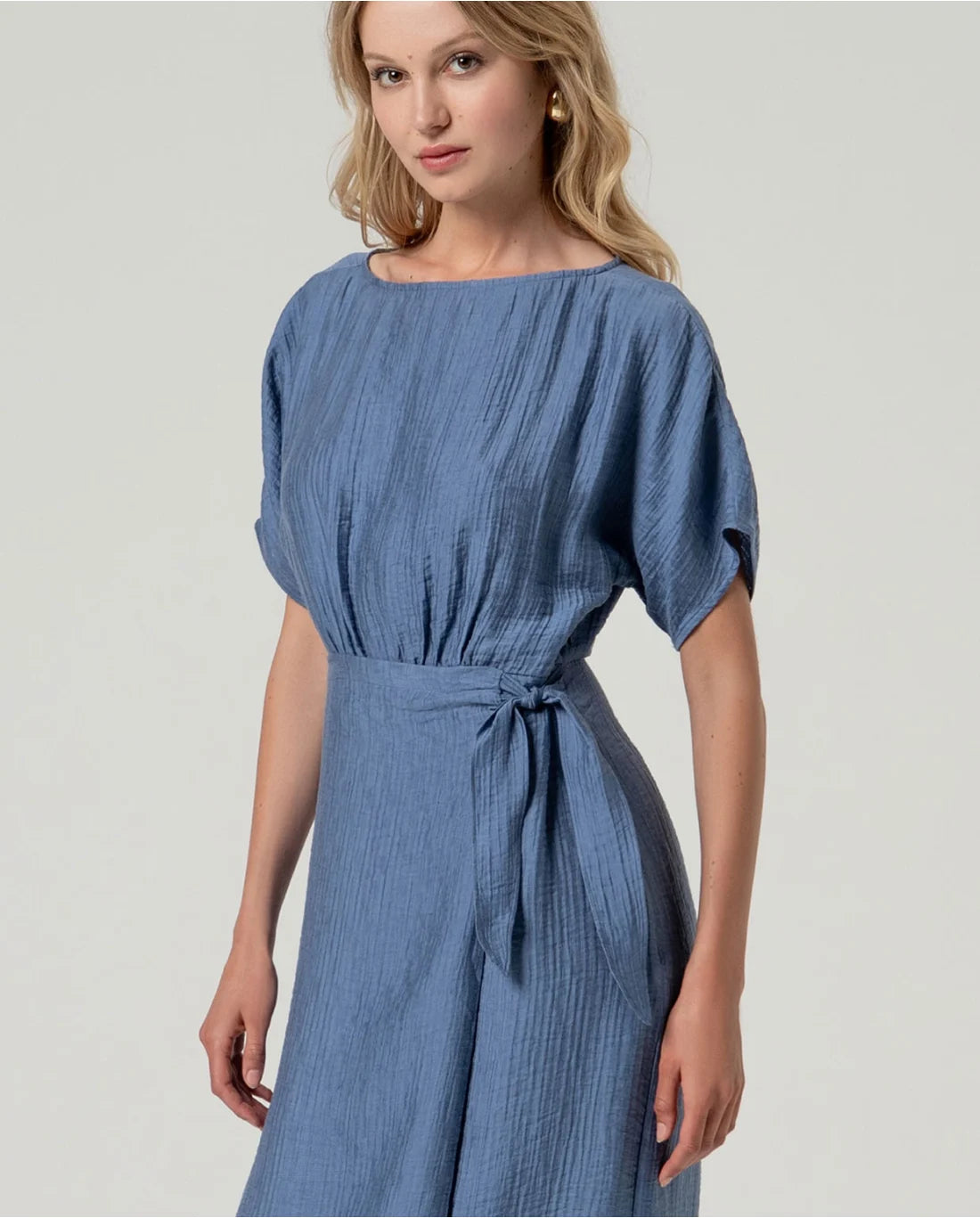 Vestido midi lazada textura arrugada