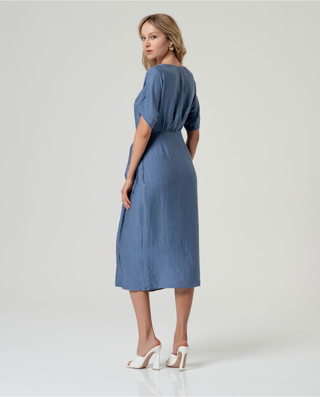 Vestido midi lazada textura arrugada