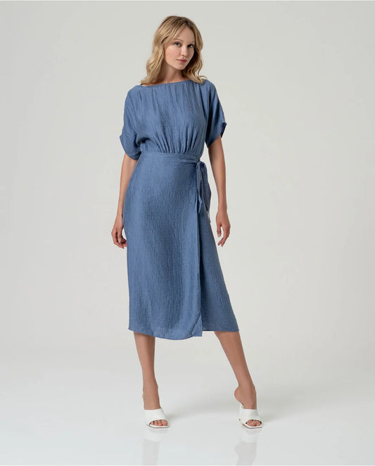 Vestido midi lazada textura arrugada