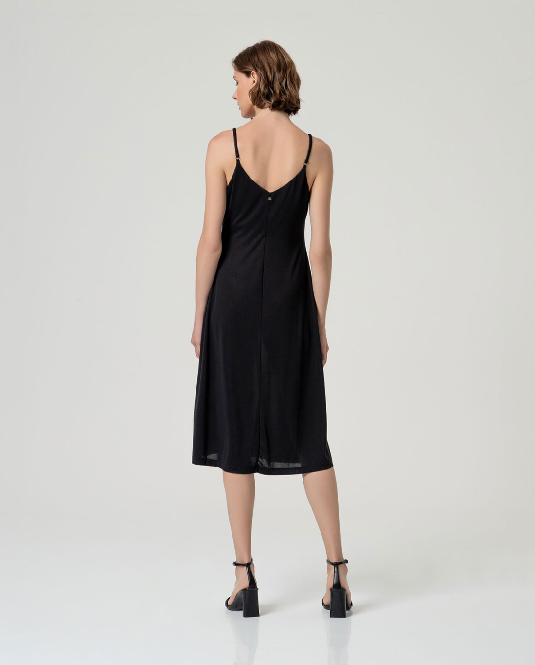 Vestido midi fluido con abertura