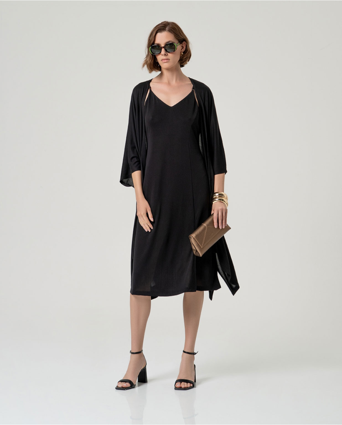 Vestido midi fluido con abertura