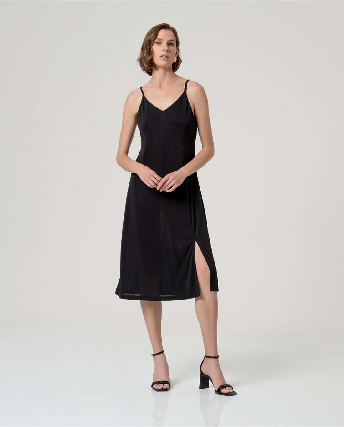 Vestido midi fluido con abertura