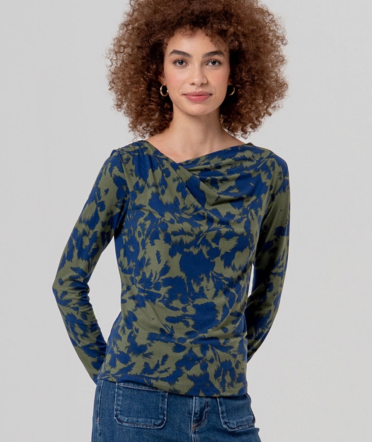 Camiseta de cuello asimétrico estampada