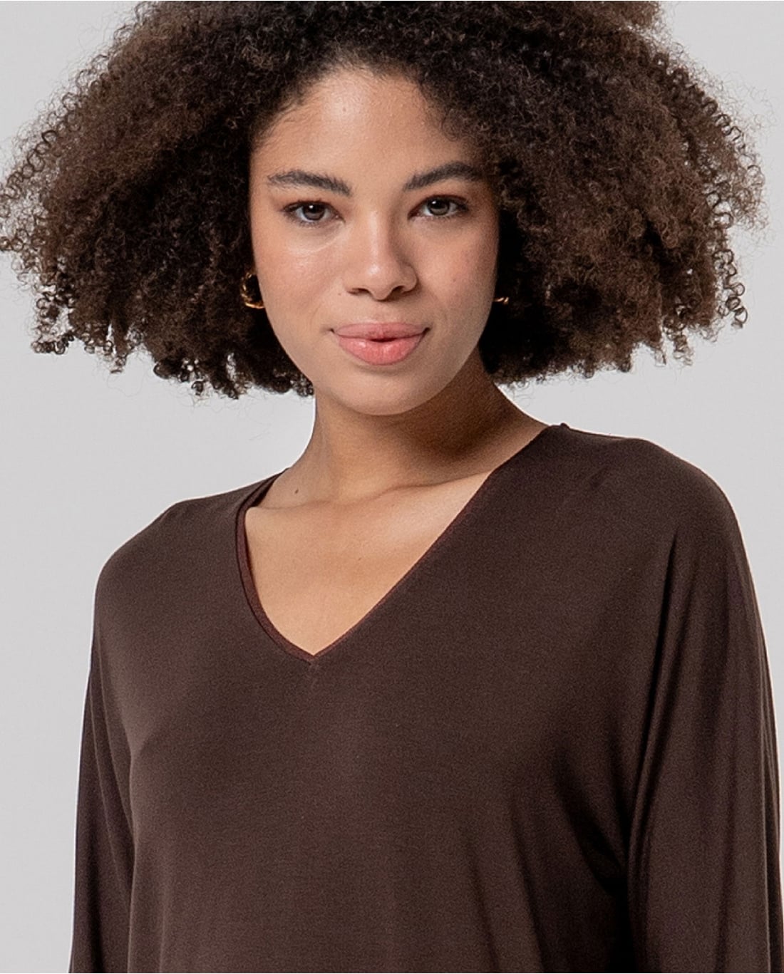 Camiseta de cuello pico de bambú Chocolate