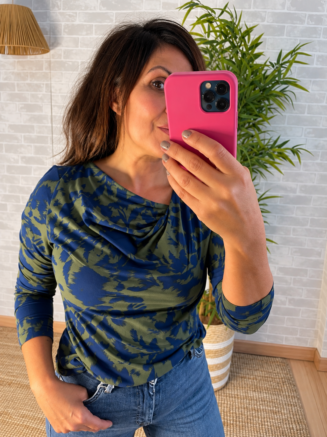 Camiseta de cuello asimétrico estampada