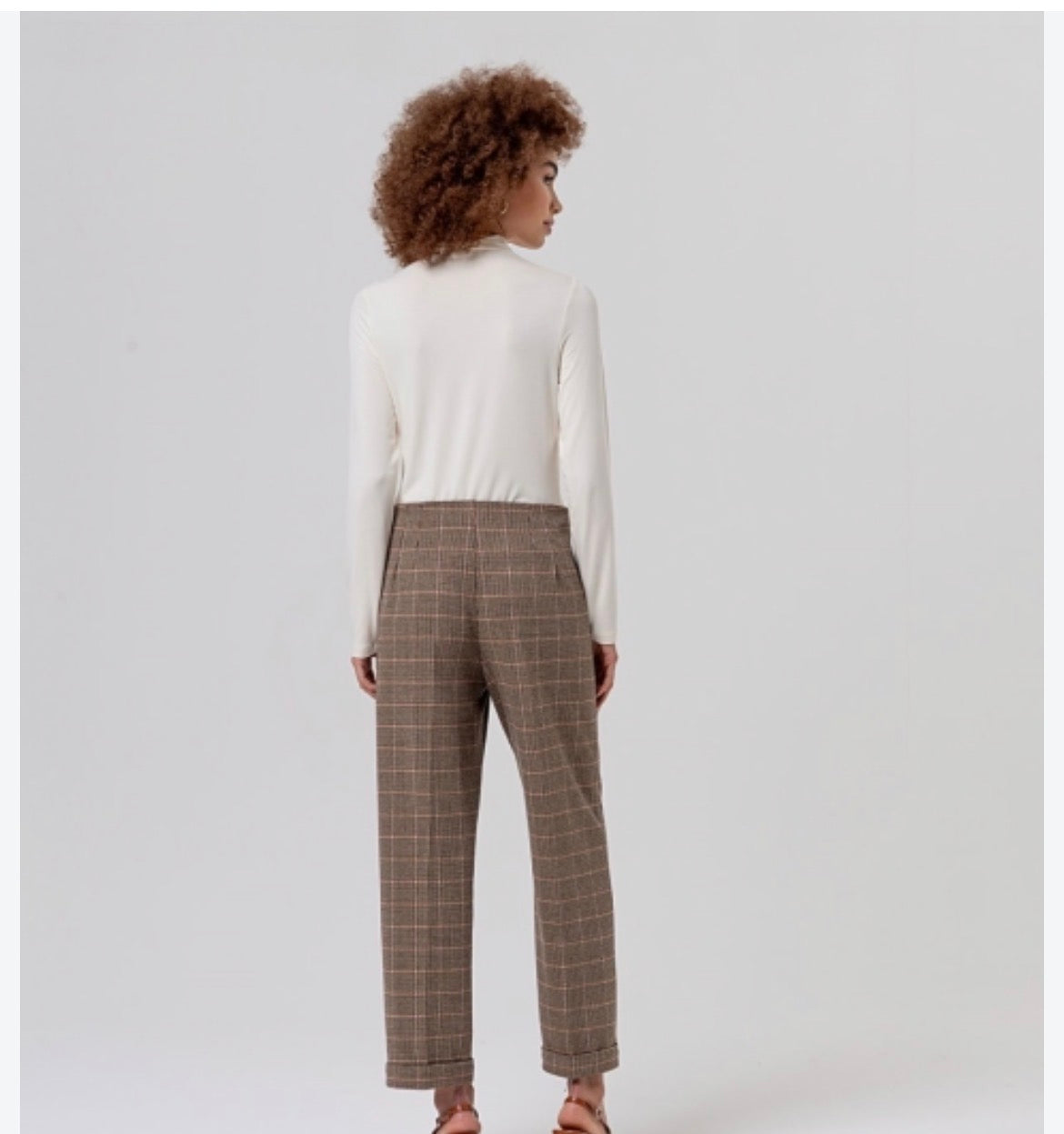 Pantalón recto de cuadros con pinzas Camel