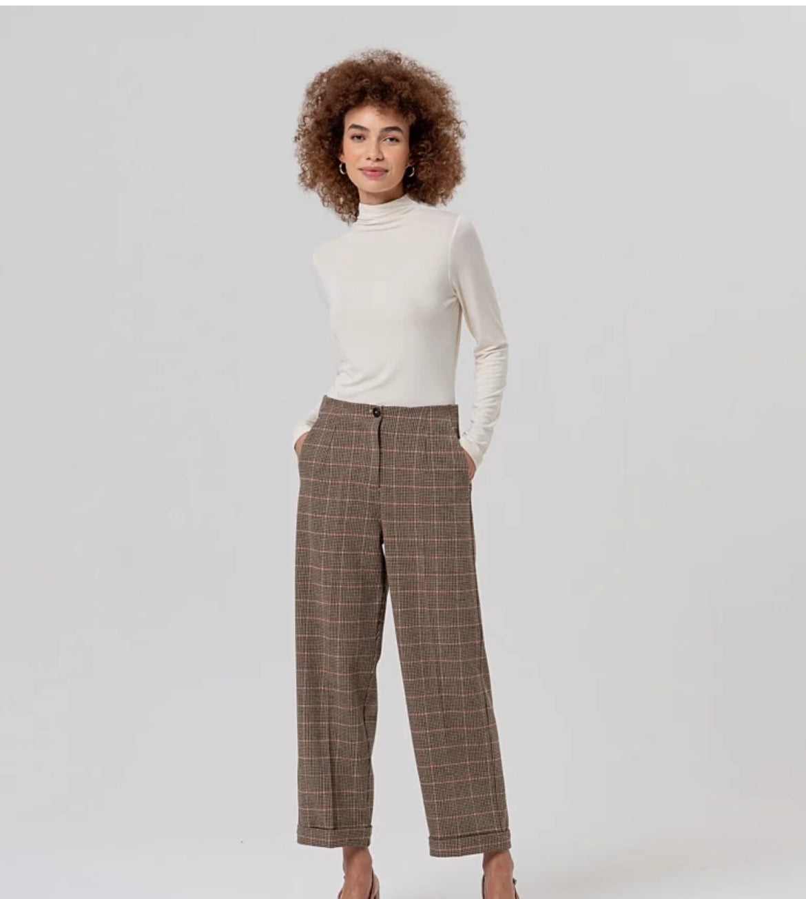 Pantalón recto de cuadros con pinzas Camel