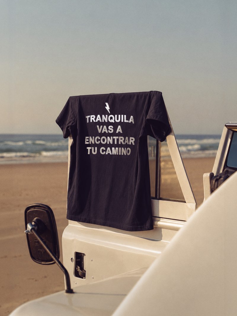 CAMISETA "TRANQUILA" NEGRA