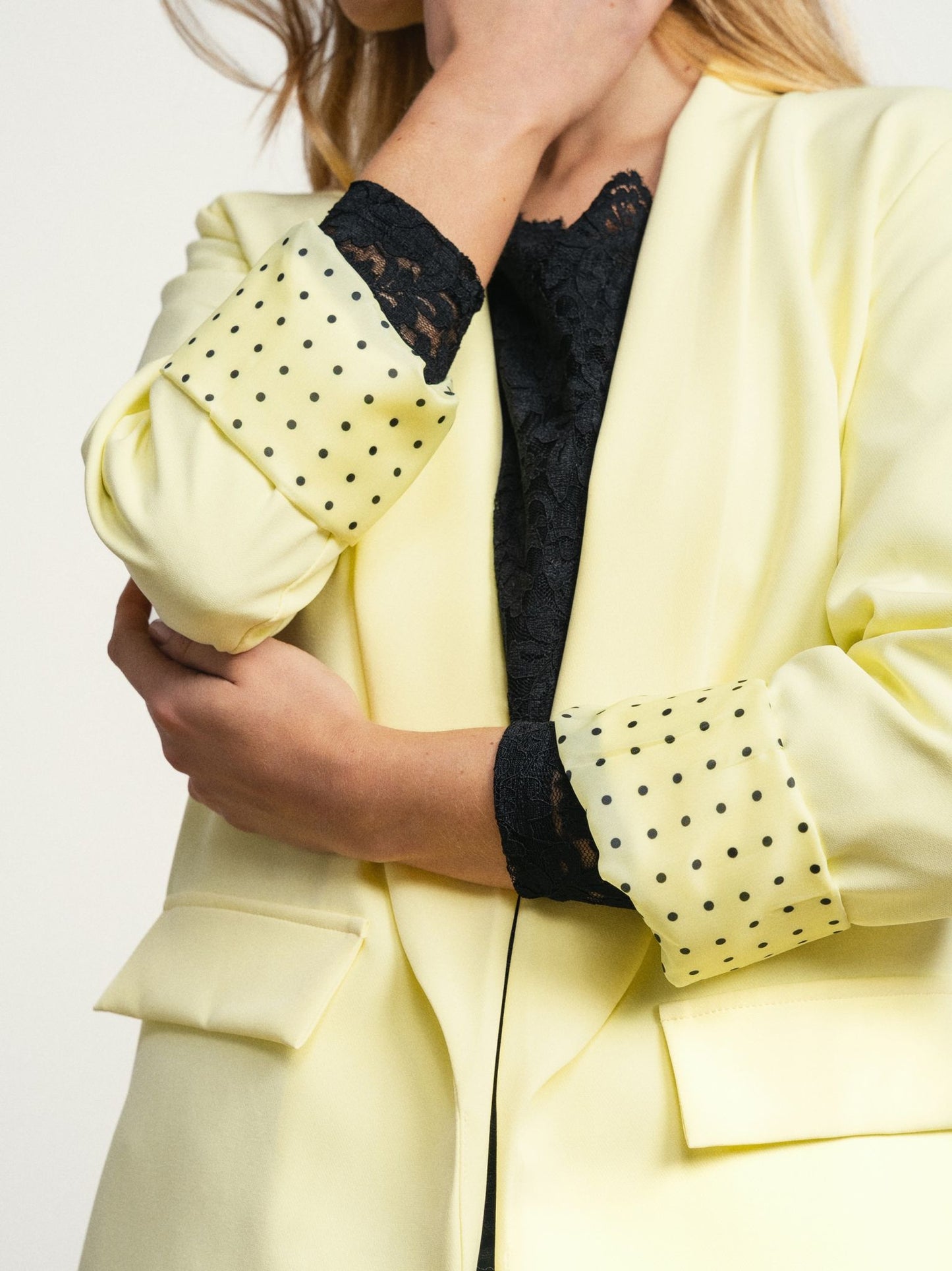 Blazer Amarilla Puños Lunares