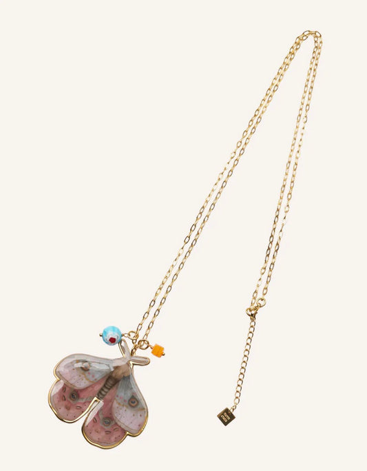 Collar con colgante de polilla ilustrada
