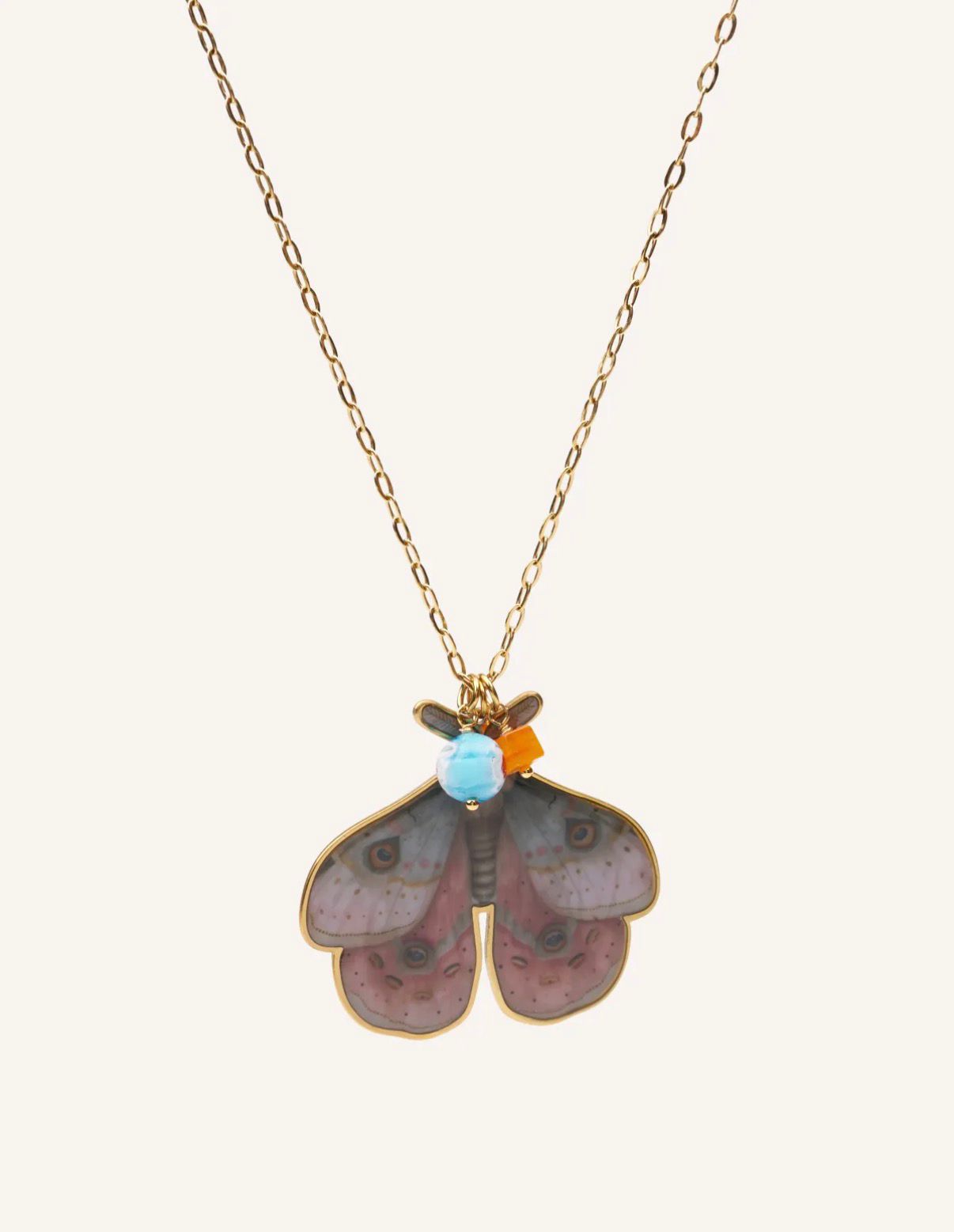 Collar con colgante de polilla ilustrada