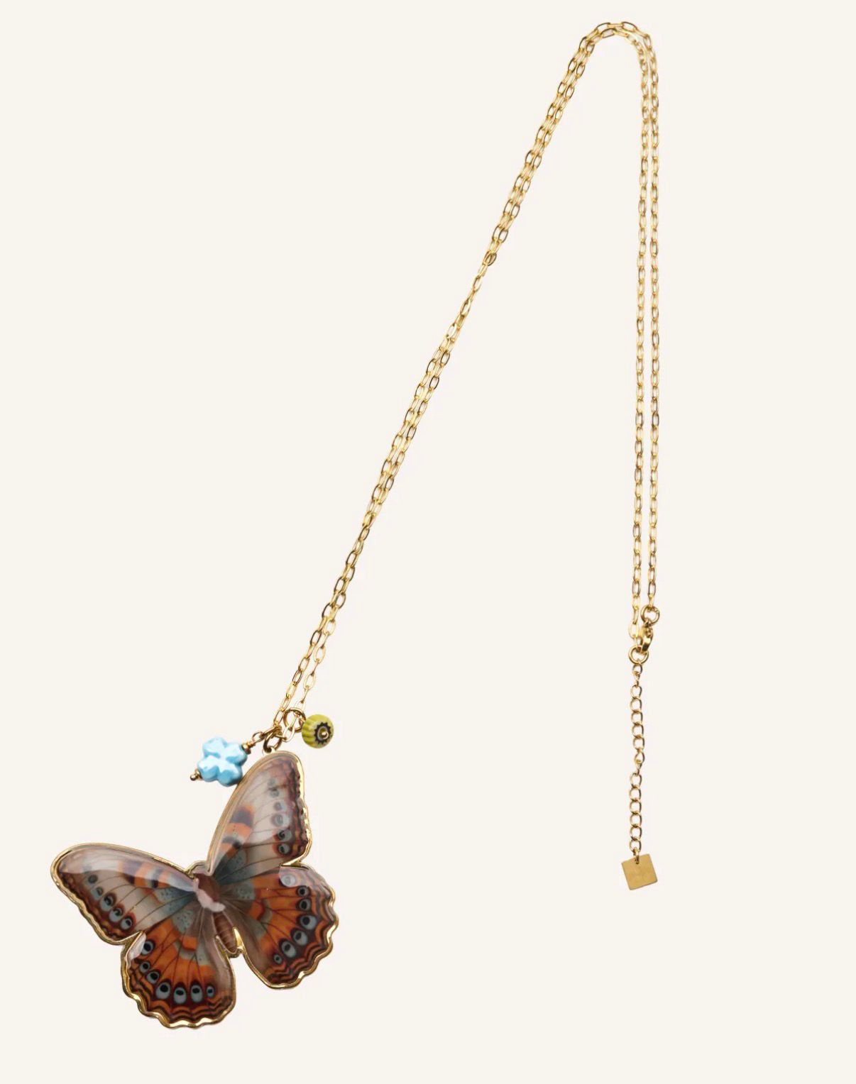 Collar con colgante de mariposa ilustrada