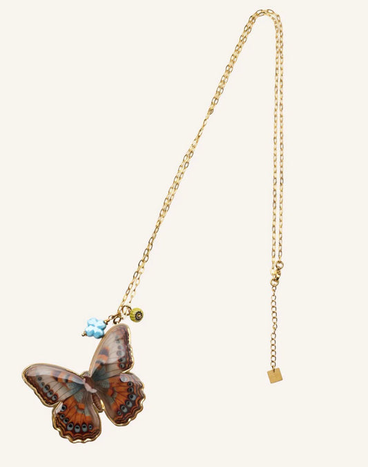 Collar con colgante de mariposa ilustrada