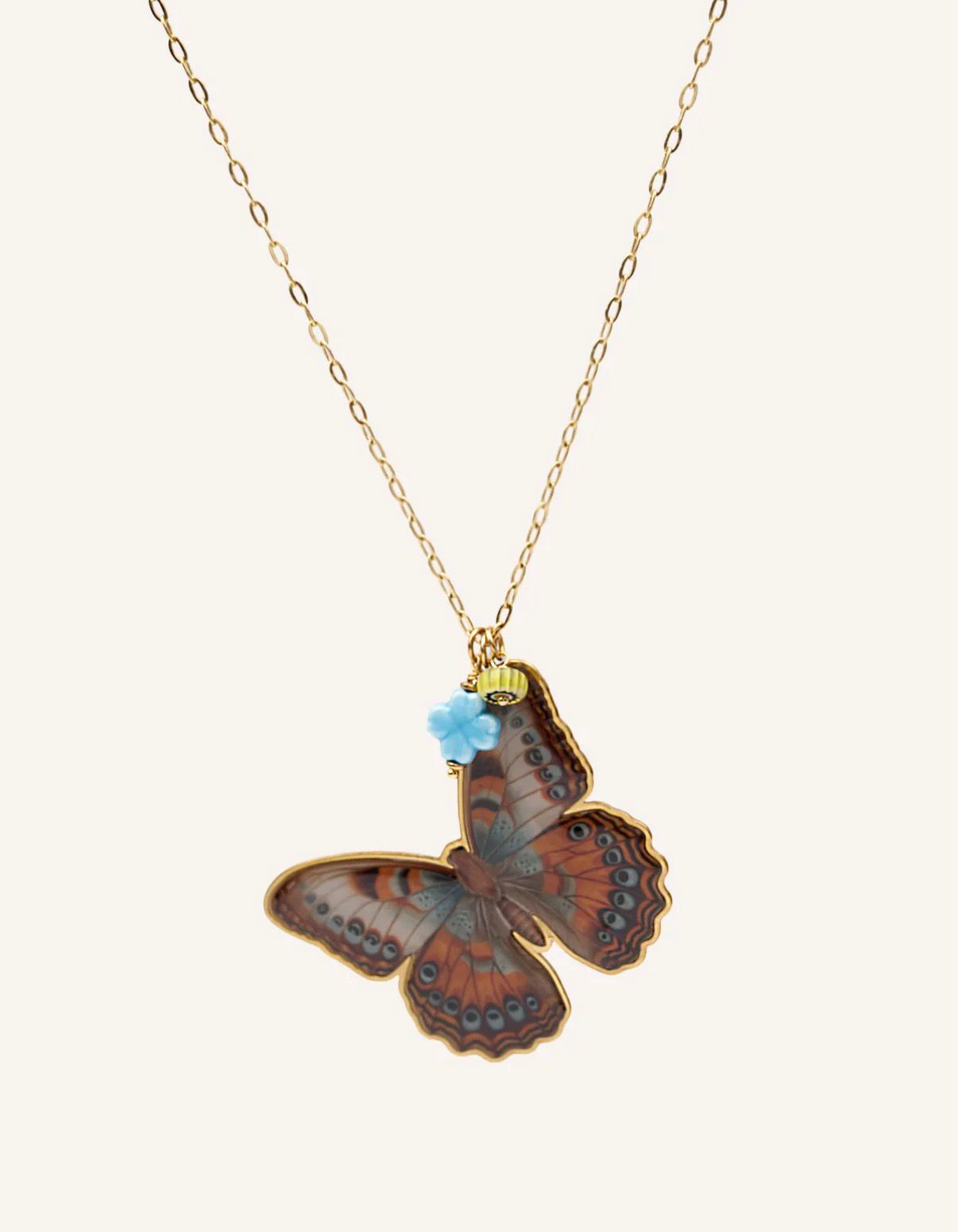 Collar con colgante de mariposa ilustrada