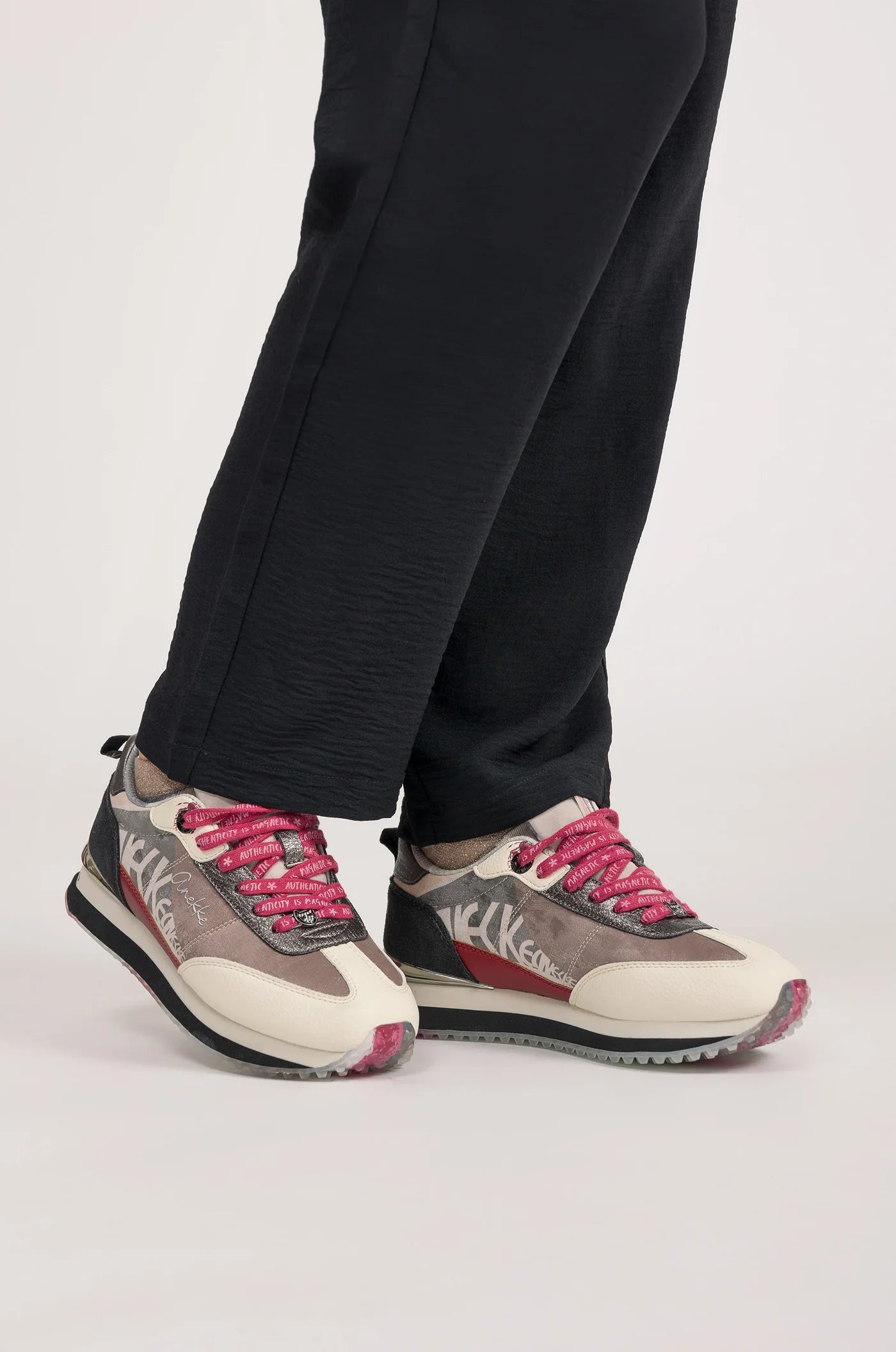 Deportivos rosa y blanco