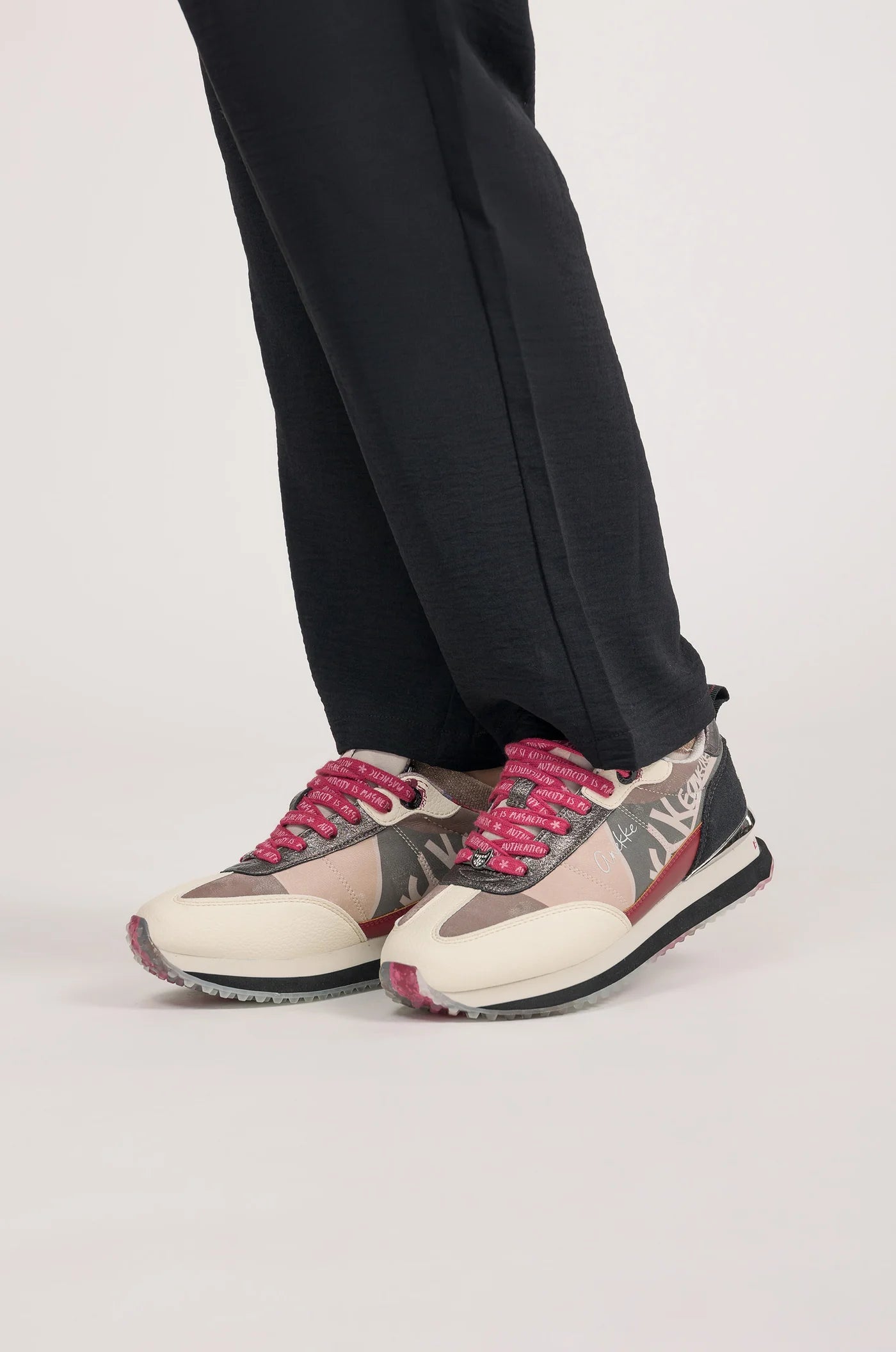 Deportivos rosa y blanco